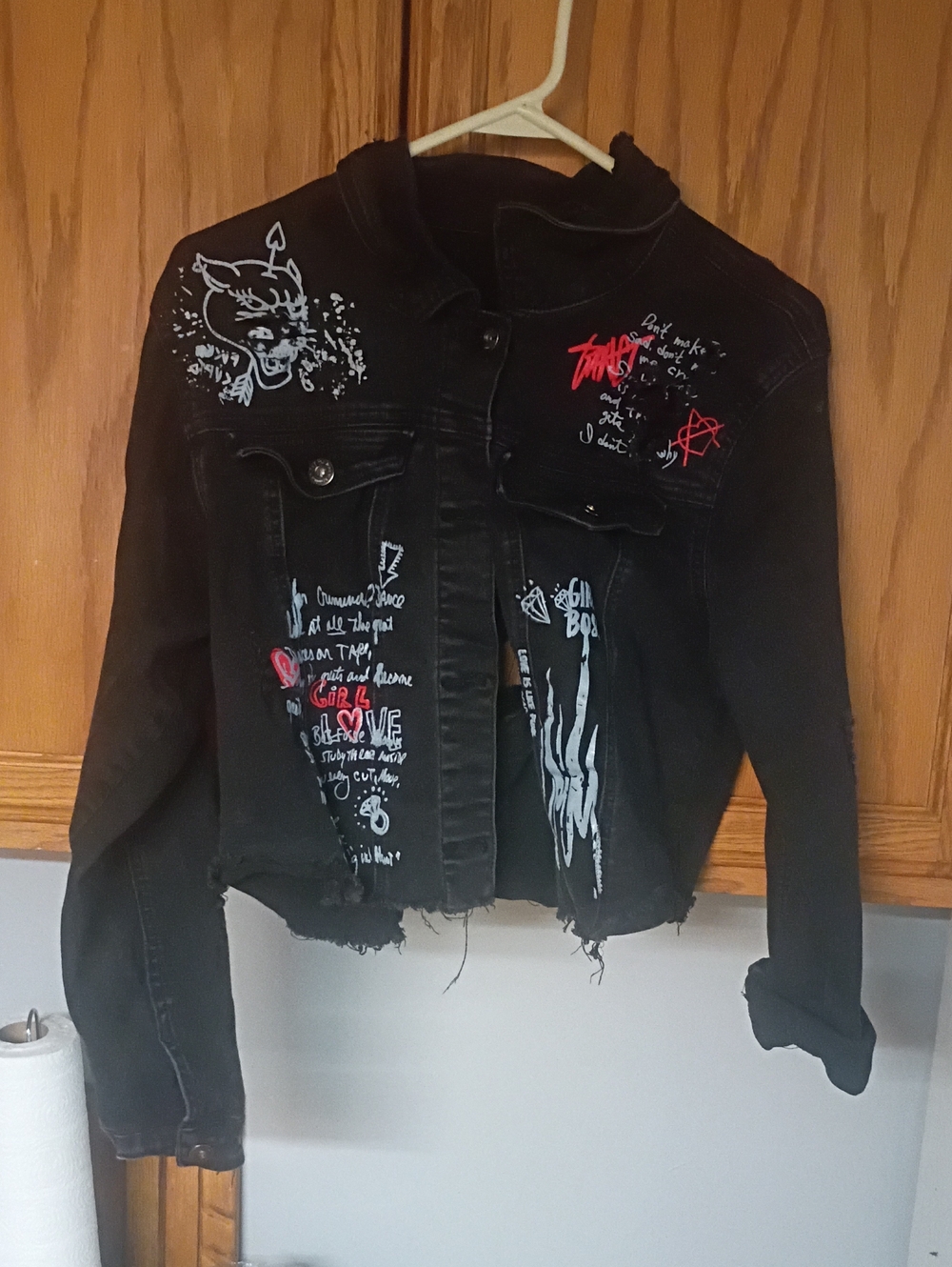 RedFox 2XL Black Distressed Cropped Women's Denim Jacket with Graphic Details